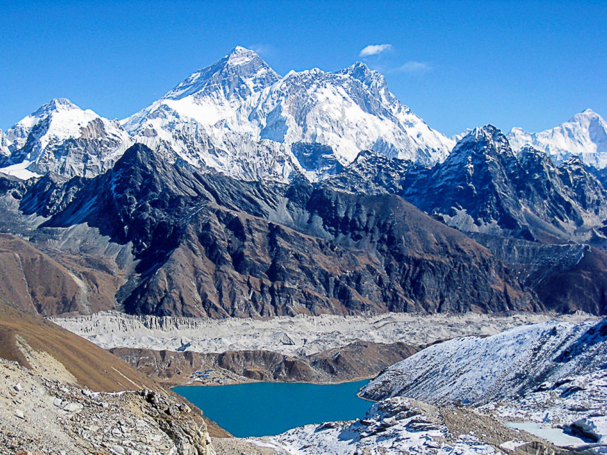 Tourists and guides are stranded in Himalaya